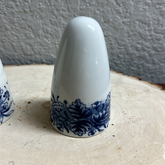 Vintage Churchill Courier and Ives Blue & White Salt and Pepper shakers - Picture 5 of 8